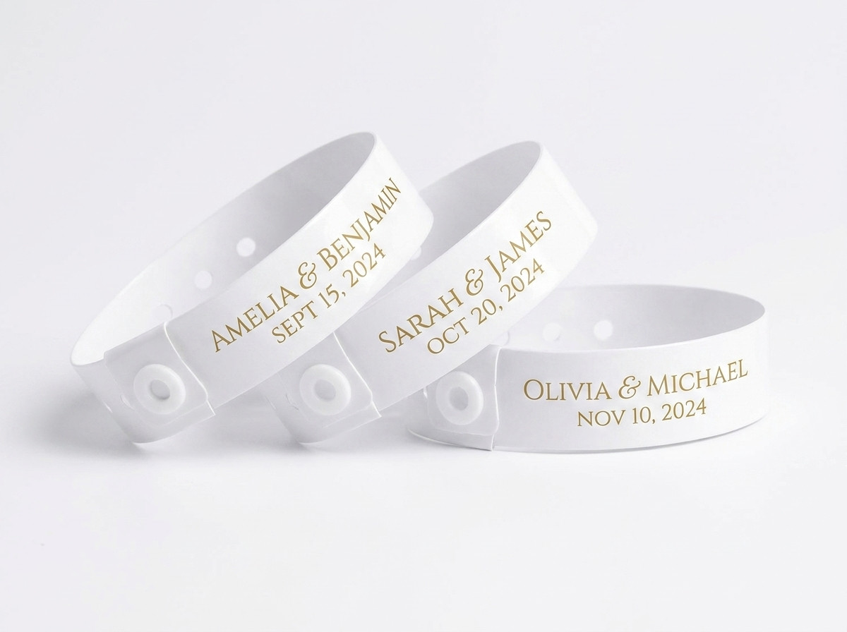 Pulseiras personalizadas para casamento com primeiros nomes e data a dourado sobre fundo branco elegante